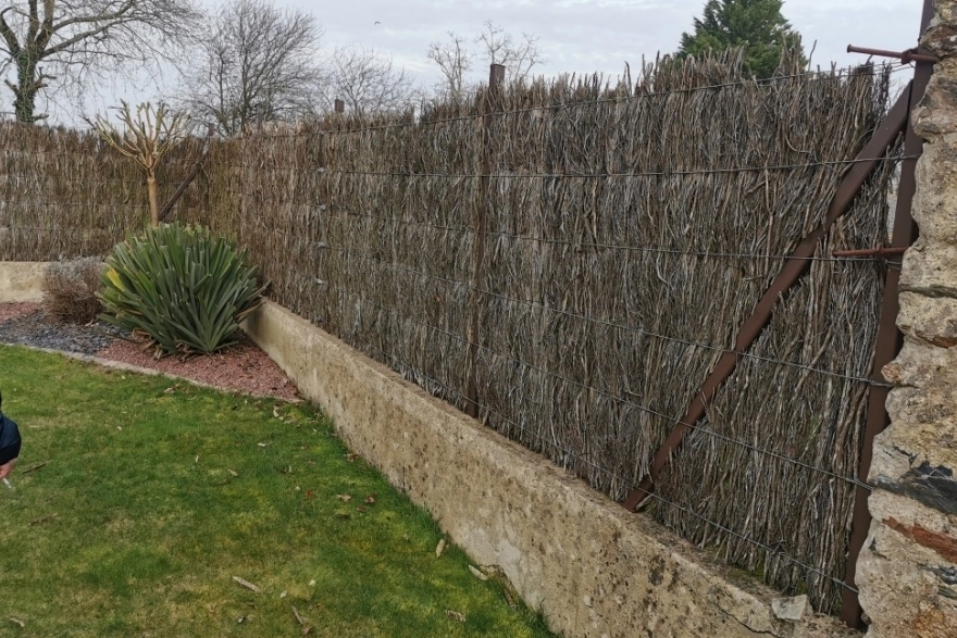 Chantier avec une allée en Gravistar et un portail aluniunium
