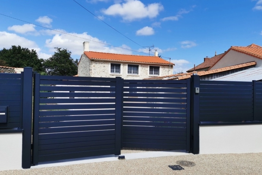 Chantier avec une allée en Gravistar et un portail aluniunium