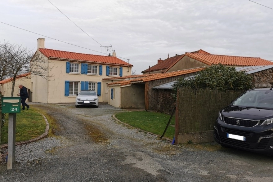Chantier avec une allée en Gravistar et un portail aluniunium