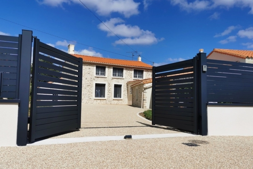 Chantier avec une allée en Gravistar et un portail aluniunium